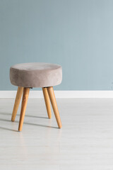 Taburete en sal&oacute;n con pared azul
