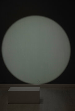 Fondo negro iluminado con circulo azul