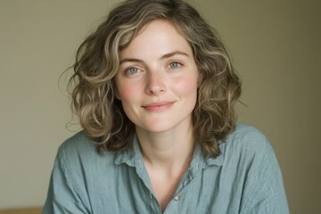 Obraz premium Portrait of a Young Woman with Curly Light Brown Hair and Blue Eyes