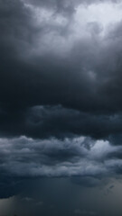 Obraz premium A menacing dark sky filled with thick clouds signals bad weather approaching, highlighting the intensity and unpredictability of stormy atmospheric conditions.