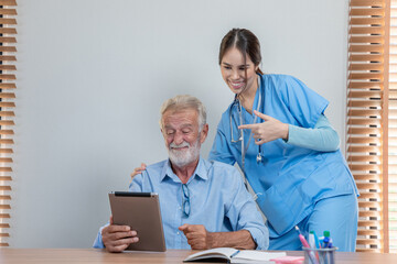 Obraz premium Nurse is attentively caring for the senior at the nursing home.