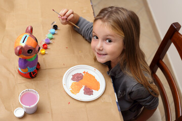 Bambina che gioca con gli acquarelli