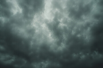 Obraz premium The sky is dark and cloudy, with a sense of foreboding