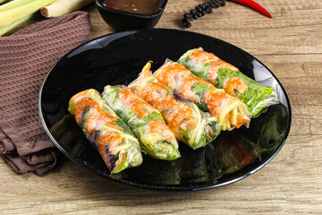 Vietnamese spring roll with prawn and mango