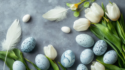 Minimalistyczna wielkanocna kompozycja z marmurkowymi jajkami i tulipanami
