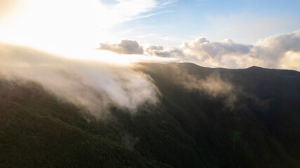 Vista aérea de montanha com as nuvens a contornar