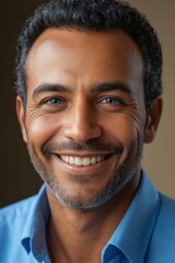 Obraz premium smiling man with a blue shirt and a beard and a blue shirt