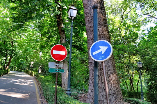 Sens interdit et sens unique. Panneaux dans une all&eacute;e de parc.