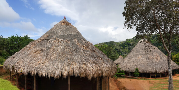 Beautiful Ember&aacute; thatched roof huts, Parar&aacute; Puru village, Chagres National Park, Panama