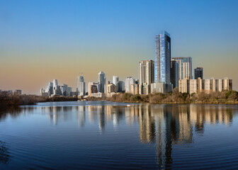 Obraz premium Stunning view of the skyline of downtown Austin reflected on the waters of the Lady Bird Lake, Austin, Texas, USA