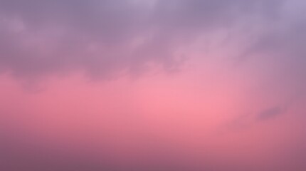 Obraz premium A gradient sky blends from soft pink to muted purple, filled with peaceful clouds at dusk.