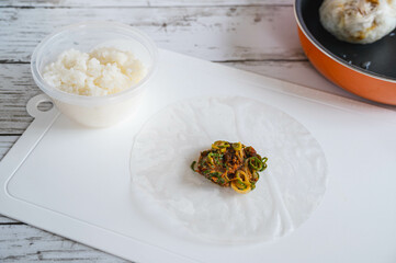 ねぎ味噌おにぎりのライスペーパー巻き作り
