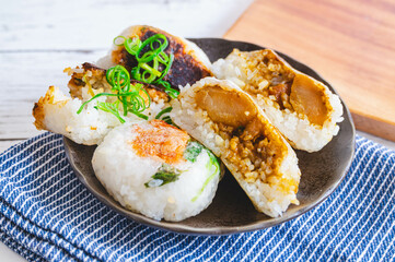 焼きおにぎりのライスペーパー巻き