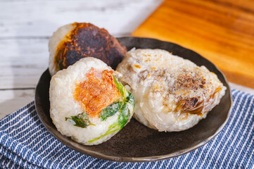 焼きおにぎりのライスペーパー巻き