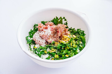 ボウルに入れた春菊ぎょうざの具材