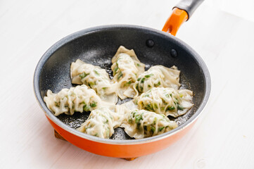 フライパンで焼く餃子