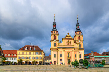Obraz premium Ludwigsburg City Church Evangelische Stadtkirche, old houses buildings and Herzog-Eberhard-Ludwig-Denkmal monument on Marktplatz Market square in old town Ludwigsburg city center Mitte, Germany.