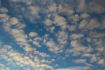 cielo azzurro con tante piccole e leggere nuvole chiare, nel tardo pomeriggio, in estate