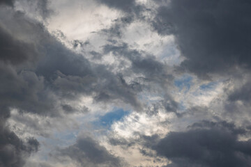 Cielo che diventa scuro e nuvoloso, di pomeriggio, in estate, all'arrivo di un temporale
