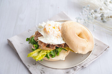 ベーグル焼肉サンドイッチ