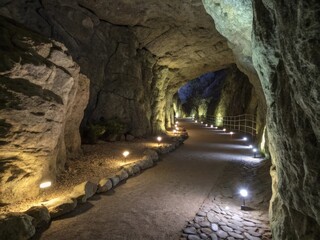 Obraz premium tunnel in the cave city