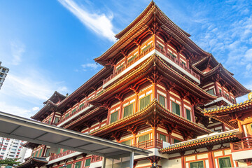 Naklejka premium Traditional architecture of Buddha Tooth Relic Temple in the downtown of Singapore