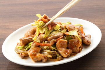 ホルモン炒めを箸で食べる　箸でつまむ