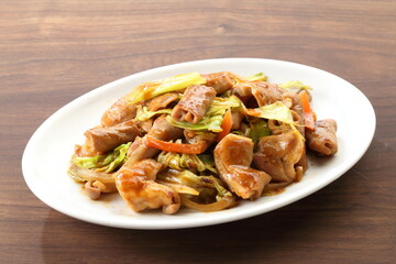 テーブルのホルモン炒め