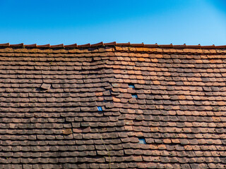 Schäden auf einem alten Dach