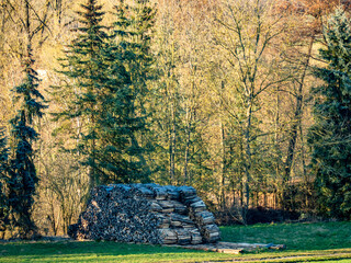Brennholzlager im Freien