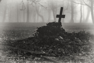 stary zapomniany cmentarz w nocy z sylwetkami krzyży i grobów
