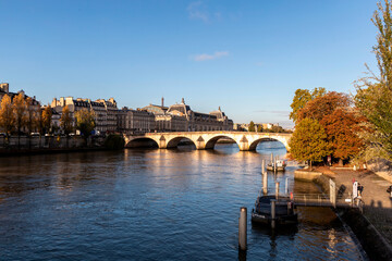 Obraz premium A stunning bridge over water with buildings in the background. Paris, France