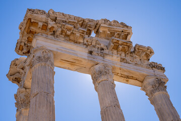 Obraz premium Historical view of greek antique city of Bergama. Ancient architectural landscape with marble columns and walls with a blue background. Ancient city of Pergamon. Archaeology and tourism concept backgr
