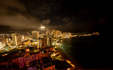 Fototapeta premium Waikiki Beach city lights at night