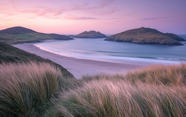 Obraz premium Coastal landscape at sunset showcasing tranquil beach and rolling hills near the sea