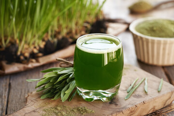 Fresh green barley grass juice with homegrown blades, with barley grass powder and tablets