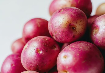 Obraz premium Fresh Red Potatoes Piled Together on a Light Background for Culinary and Culinary Applications, Farmers Markets, and Healthy Eating Concepts