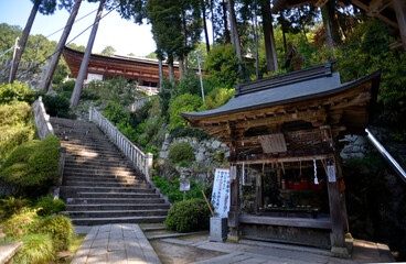 長命寺　参道の手水舎と本殿　滋賀県近江八幡市