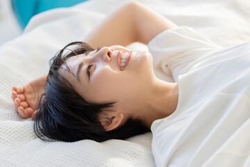 ベッドに寝転ぶ女性
