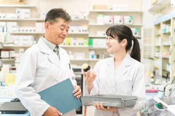 調整薬局で一緒に働く薬剤師・調剤師の男女
