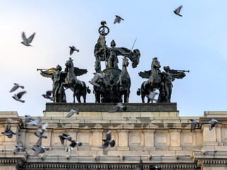 Obraz premium Statue above the victory arch at Grand Army Plaza, Brooklyn, New York City detail close up at sunset.