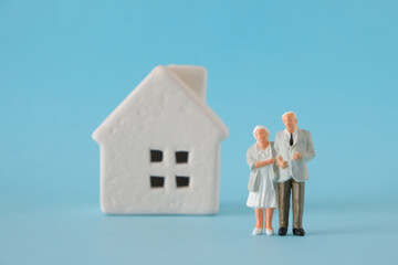家と老夫婦