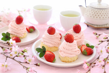 春スイーツ　お花見スイーツのいちごのモンブラン　