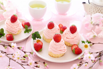 春スイーツ　お花見スイーツのいちごのモンブラン　