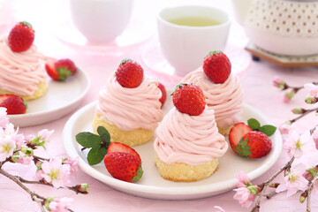 春スイーツ　お花見スイーツのいちごのモンブラン　