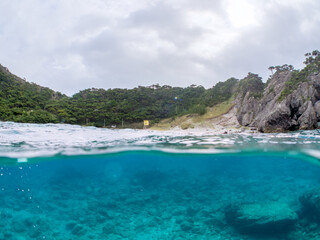 Fototapeta premium 式根島の中の浦海水浴場の白砂の美しい海の半水面撮影。東京都伊豆諸島式根島-2024 