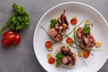 Tapas de pulpo con ajo y jitomate