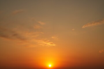 夕焼けに包まれた太陽
