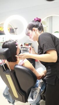 Video of a professional makeup artist