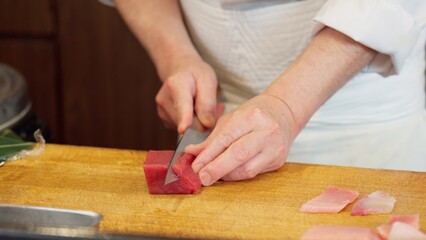 マグロの赤身を切る寿司職人の手元